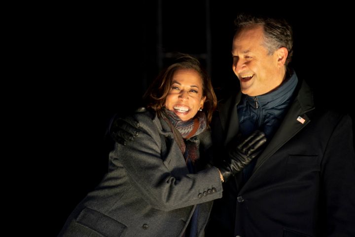Kamala Harris y su esposo, Douglas Emhoff, en un acto de campaña en Pittsburgh, el pasado 2 de noviembre. 