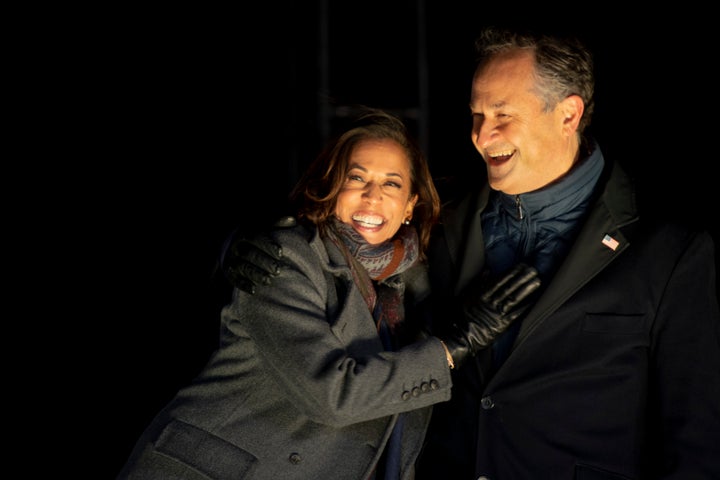 Kamala Harris y su esposo, Douglas Emhoff, en un acto de campaña en Pittsburgh, el pasado 2 de noviembre.