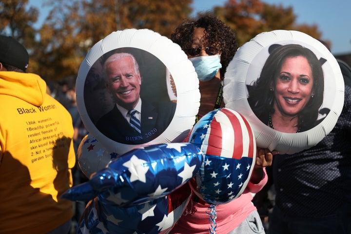 Violetta Smith célèbre la victoire du candidat démocrate à la présidentielle Joe Biden au Chase Center, où M. Biden devrait faire une annonce le 07 novembre 2020 à Wilmington, Delaware. 