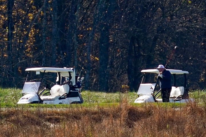 ゴルフのラウンドに参加するトランプ大統領。