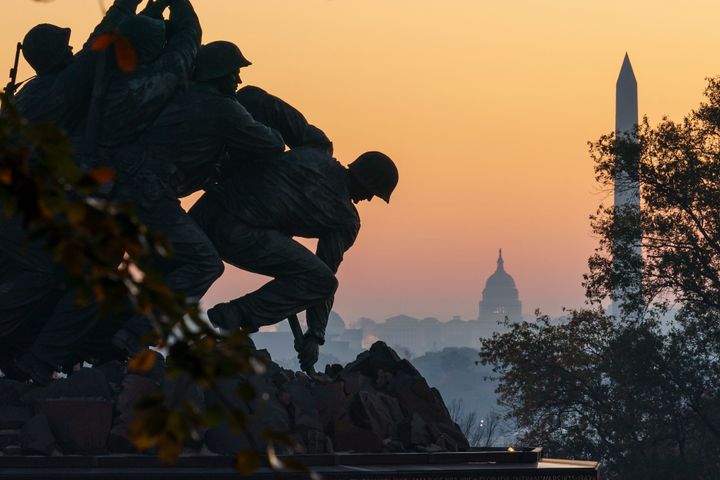 8 Νοεμβρίου 2020 - Στο βάθος Μνημείο Ουάσινγκτον και το Καπιτώλιο των ΗΠΑ. Στη φωτογραφία αριστερά δεσπόζει το μνημείο των πεσόντων πεζοναυτών ή μνημείο Ιβο Τζίμα.