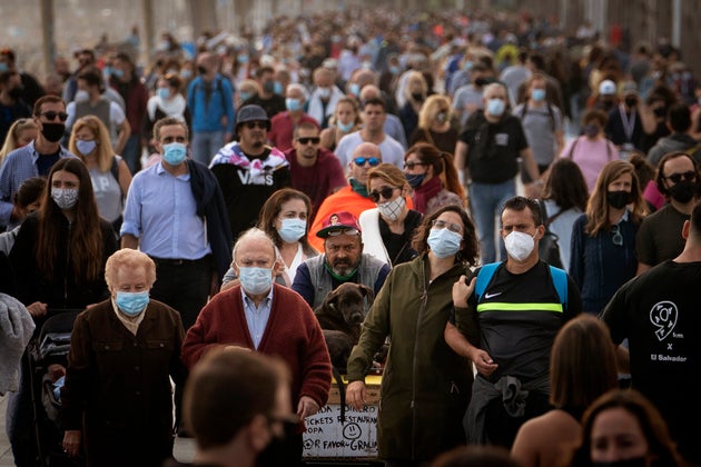 Personas paseando junto al mar en Barcelona este domingo 8 de noviembre de 2020 (AP Photo/Emilio
