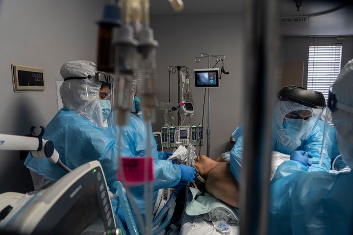 Διασωλήνωση ασθενούς σε ΜΕΘ νοσοκομείου, Τέξας, ΗΠΑ. 
