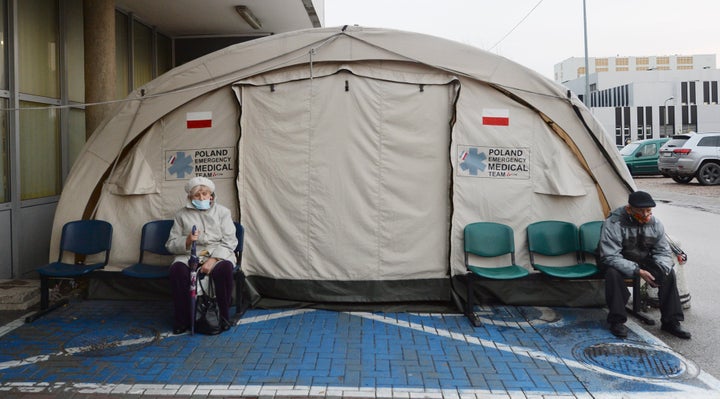 Έξω από σκηνή που έχει στηθεί μπροστά από νοσοκομείο στη Βαρσοβία. Πολωνία