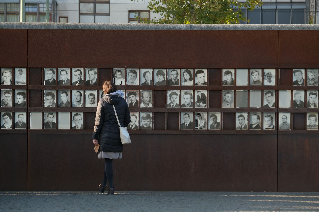 Τουλάχιστον 136 άνθρωποι έχασαν τη ζωή τους στην προσπάθειά τους να δραπετεύσουν στο Δυτικό Βερολίνο.