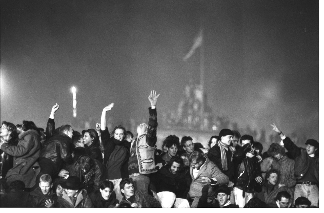 31 Δεκεμβρίου 1989. Πρωτοχρονιά μπροστά από το τείχος. Μια νέα εποχλή ξεκινά.