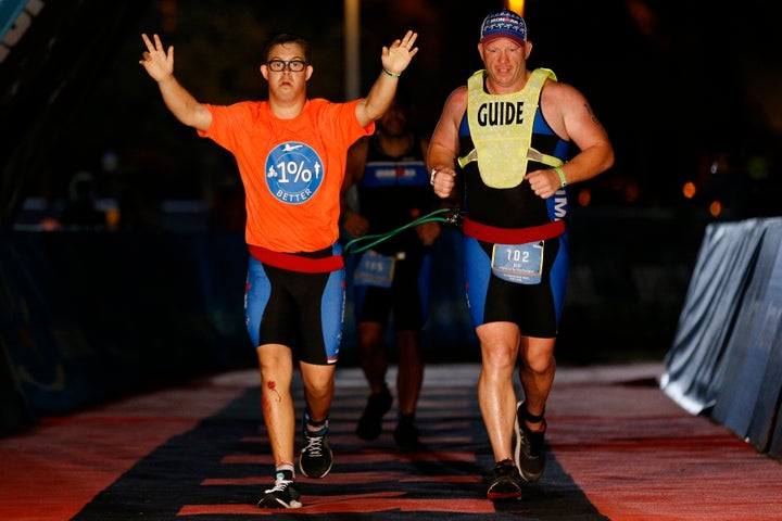 Chris Nikic a complété le Ironman en 16 heures 46 minutes et 9 secondes.