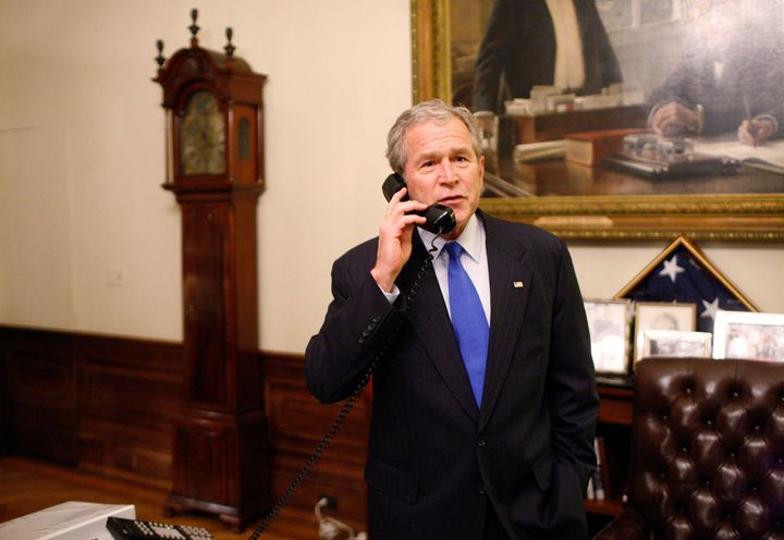ホワイトハウスの執務室で、大統領選に勝利したバラク・オバマ氏に祝福の電話をかけるジョージ・W・ブッシュ大統領（当時）＝2008年11月4日