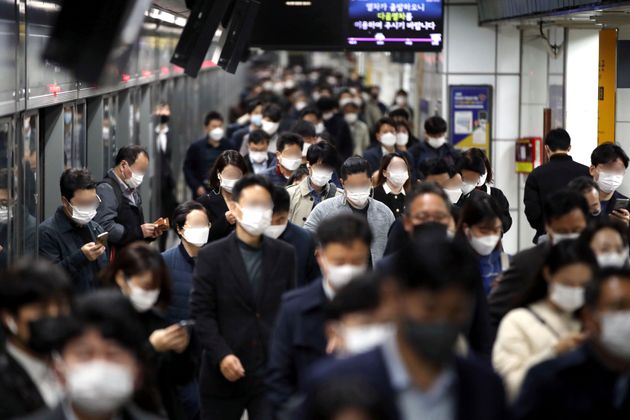 On the morning of November 2, citizens wearing masks at the Gwanghwamun station of the Seoul subway commuted to work.