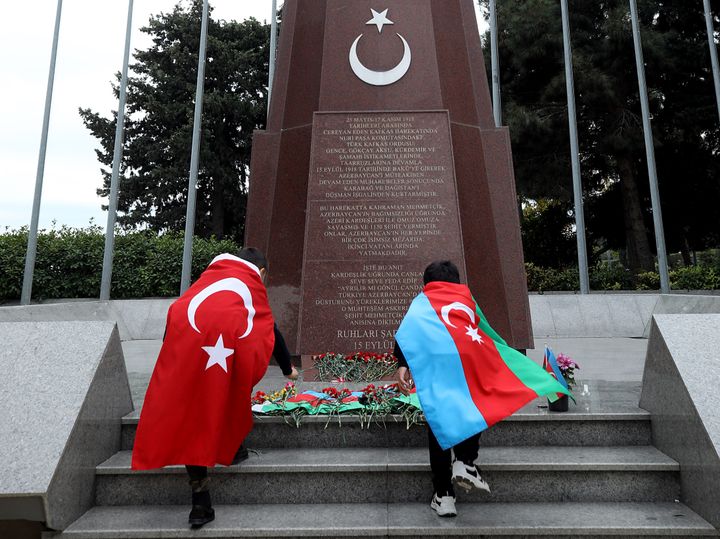 Πανηγυρισμοί με τούρκικες και αζέρικες σημαίες στο Μπακού. 