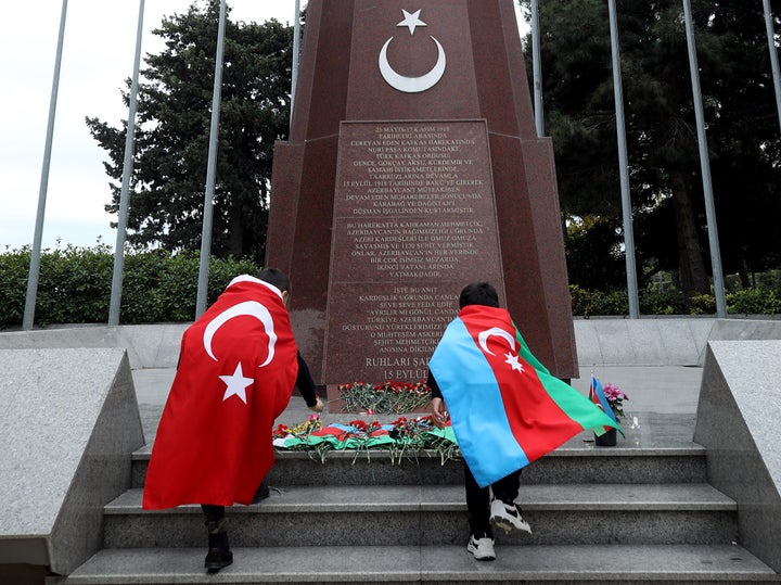 Πανηγυρισμοί με τούρκικες και αζέρικες σημαίες στο Μπακού. 