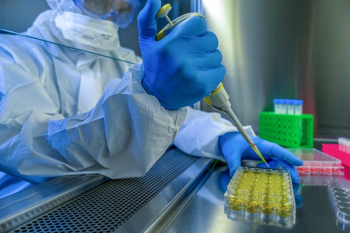 Un trabajador de un laboratorio dedicado al desarrollo de la vacuna contra la covid-19.