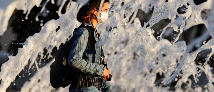 Una mujer con mascarilla en EEUU.