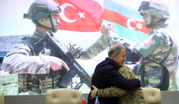11 Νοεμβρίου 2020 Μπακού - Αζερμπαϊτζάν - Ο Τούρκος υπουργός Άμυνας Χουλουσί Ακάρ (αριστερά) αγκαλιάζεται με τον ομόλογό του, τον Αζέρο Ζακίρ Χαζανόφ.