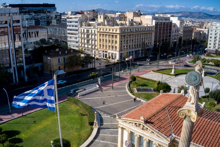 Lock down στην Αθήνα. Ελάχιστοι άνθρωποι κυκλοφορούν στις κάποτε πολυσύχναστες πλατείες και εμπορικούς δρόμους.