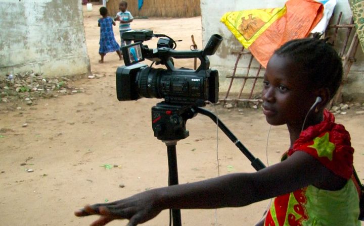 「BYkids」による「WALK ON MY OWN FILMS BYKIDS」。女性器切除と児童婚の慣習を公的に禁止したセネガルのコミュニティに住む13歳の少女がディレクターを務めた。
