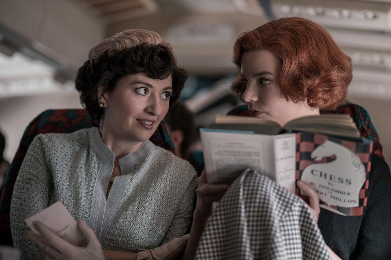 Marielle Heller as Beth's mother Alma, and Anya Taylor-Joy as Beth in The Queen's Gambit