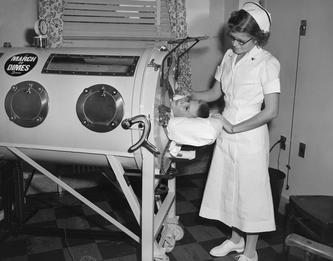 Ασθενής με πολιομυελίτιδα τη δεκαετία του '50 (Photo by Kirn Vintage Stock/Corbis via Getty Images)