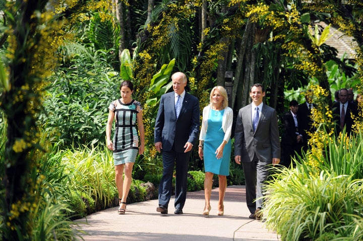 Con sus padres y su marido en Singapur en 2013.