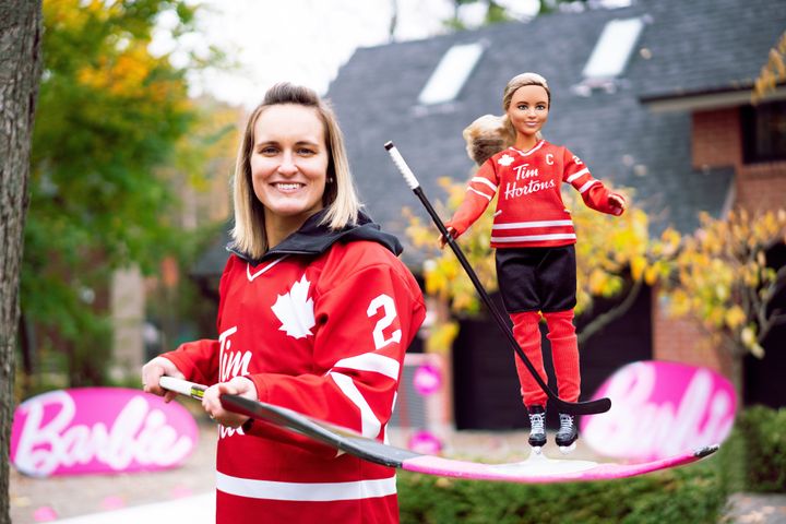 Marie-Philip Poulin et sa Barbie joueuse de hockey pour Tim Hortons.