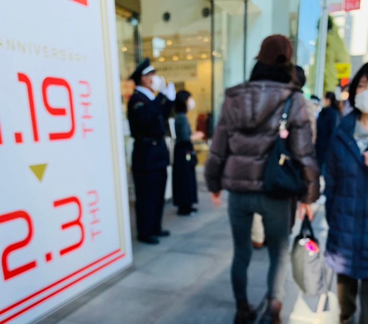 ユニクロ吉祥寺店では11月13日正午時点で、入場規制を実施していた。