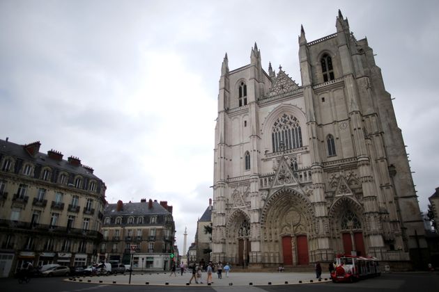 C'est devant la cathédrale de Nantes que des centaines de catholiques se sont retrouvés...