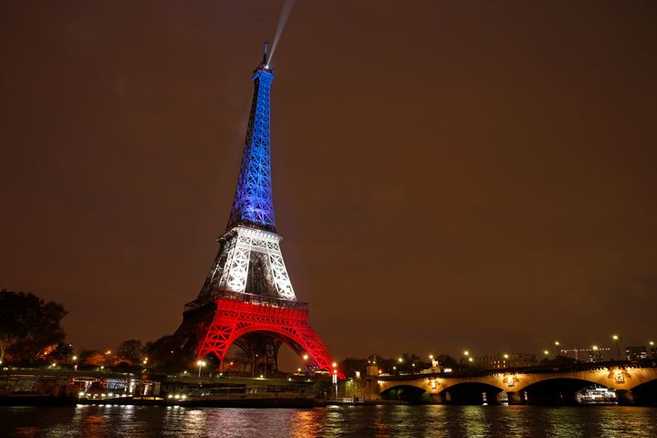 Φωτογραφία αρχείου - Ο Πύργος του Άιφελ με τα χρώματα της γαλλικής σημαίας φόρος τιμής για τους Γάλλους πολίτες που έπεσαν θύματα των τζιχαντιστών στο Παρίσι τον Νοέμβριο του 2015.