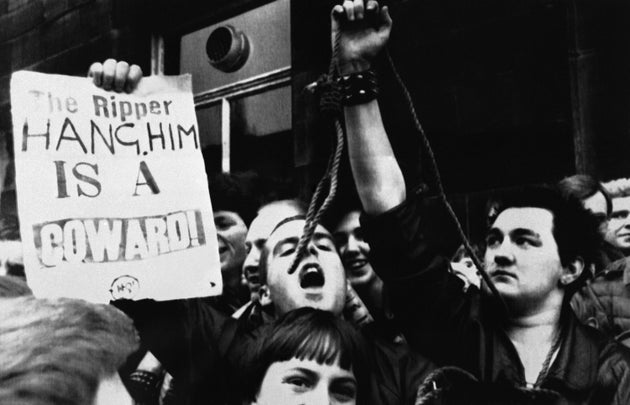 «Κρεμάστε τον, είναι άνανδρος», φωνάζει το πλήθος έξω από τη δικαστική αίθουσα. 