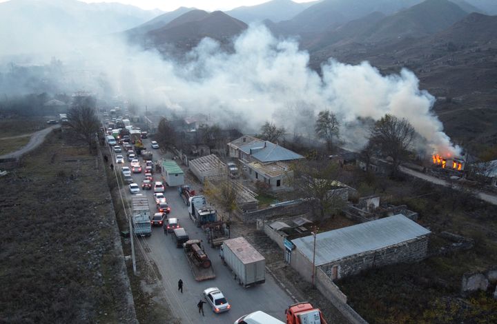 Αρμένιοι από το Αρτσάχ εγκαταλείπουν τα σπίτια τους αφού πρώτα τα καίνε.