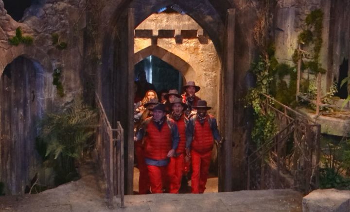 The campmates arrive in the castle