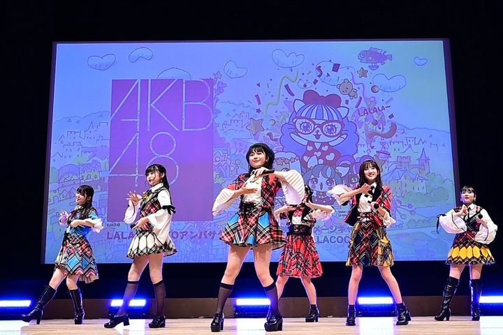11月1日に東京で開催された「2020東京・中国映画週間」閉幕式で踊るAKB48