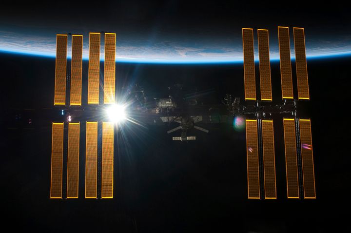 Ο Διεθνής Διαστημικός Σταθμός χρειάζεται μόλις 90 λεπτά για να κάνει τον γύρο του κόσμου επιτρέποντας στα πληρώματα του να βλέπουν 16 ανατολές ηλίου και 16 ηλιοβασιλέματα κάθε μέρα.