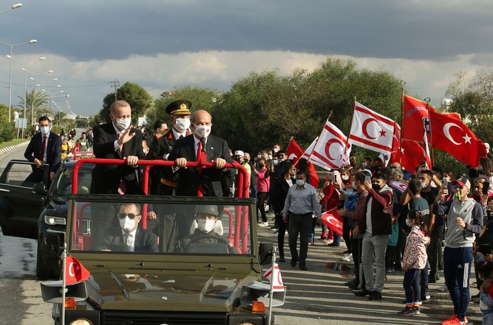 Κατεχόμενη Λευκωσία, 15 Νοεμβρίου 2020. Ταγίπ Ερντογάν και Ερσίν Τατάρ επιθεωρούν αγήματα στην παρέλαση που διοργανώθηκε λίγο πριν από το πικνίκ στα Βαρώσια, με αφορμή την «επέτειο ανεξαρτησίας» του ψευδοκράτους στη βόρεια Κύπρο. (Presidencia de Turquía vía AP, Pool)