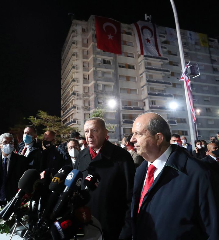Bαρώσια 15 Νοεμβρίου 2020. Ο Τούρκος πρόεδρος Ταγίπ Ερντογάν και το Τουρκοκύπριος Ερσίν Τατάρ κάνουν δηλώσεις με φόντο κτίρια που καλύφθηκαν με σημαίες στην πόλη - φάντασμα, αμέσως μετά το πικνίκ. (Turkish Presidency via AP, Pool)