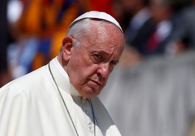 Παπική γκάφα: Ο λογαριασμός του Πάπα έκανε «like» σε σέξι φωτογραφία μοντέλου του