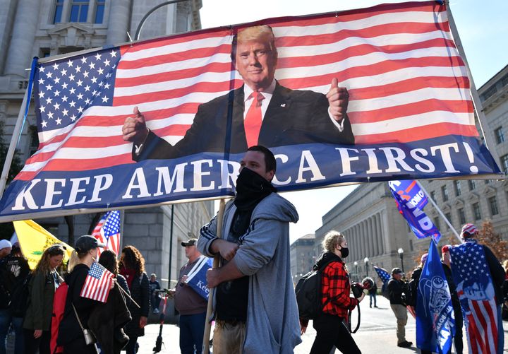 トランプ支持者やQアノン信奉者などがワシントンDCで「選挙は不正だ」と訴え、デモを繰り広げた。「アメリカ第一」という旗を掲げた支持者たち＝2020年11月14日