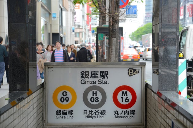 地下鉄出入口の路線マーク 近い順に並んでるって本当 Twitterで話題 東京メトロに聞いてみた ハフポスト 地下鉄出入口の路線マーク 近い順に並んでるって本当 Twitterで話題 東京メトロに聞いてみた ハフポスト