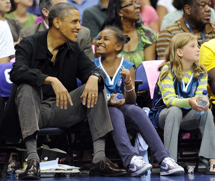 Ο τότε Πρόεδρος των ΗΠΑ, Μπάρακ Ομπάμα κι η κόρη του, Σάσα, παρακολουθούν έναν αγώνα μεταξύ των Tulsa Shock και Washington Mystics το 2010 στην Ουάσινγκτον. 