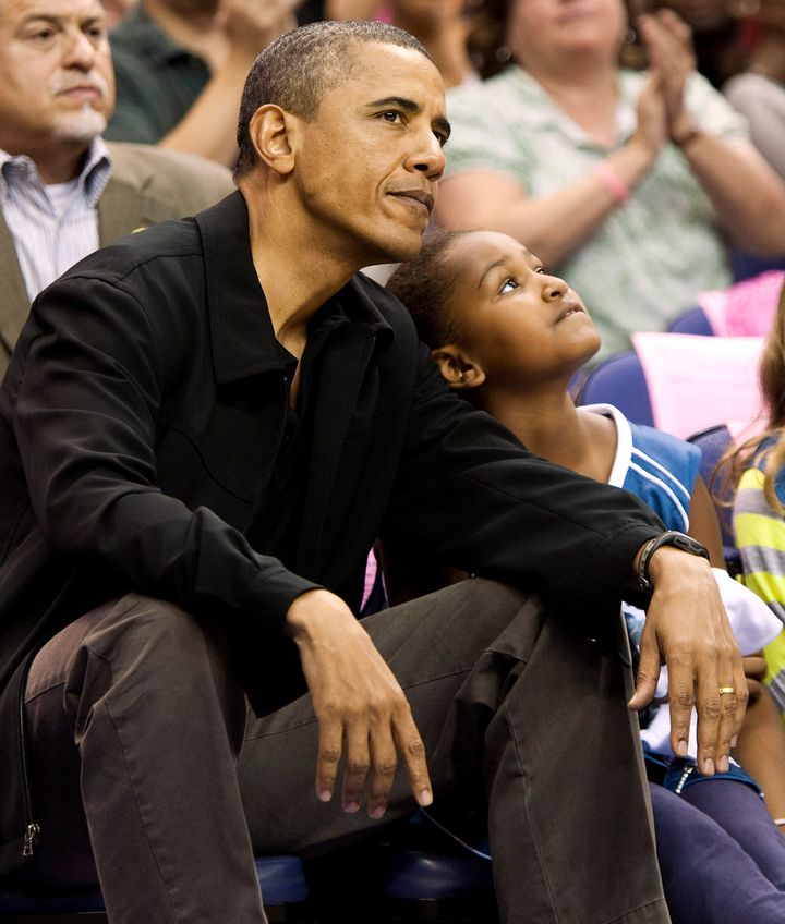 Ο τότε Πρόεδρος των ΗΠΑ, Μπάρακ Ομπάμα κι η κόρη του, Σάσα, παρακολουθούν έναν αγώνα μεταξύ των Tulsa Shock και Washington Mystics το 2010 στην Ουάσινγκτον. 