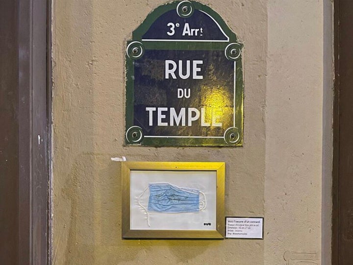 L'artiste Toolate a exposé des masques usés qui ont été jetés dans la rue.