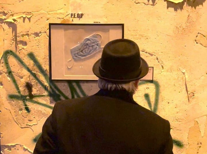 L'artiste Toolate a exposé des masques usés qui ont été jetés dans la rue.