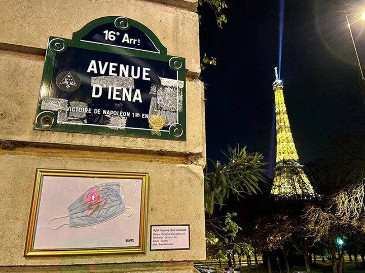 L'artiste Toolate a exposé des masques usés qui ont été jetés dans la rue.