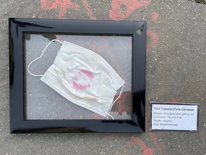L'artiste Toolate a exposé des masques usés qui ont été jetés dans la rue.