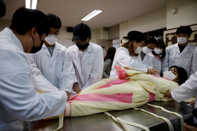 경기도 성남시에 위치한 을지대학교에서 장례지도학과 학생들이 실습을 하고 있다. 2020년
