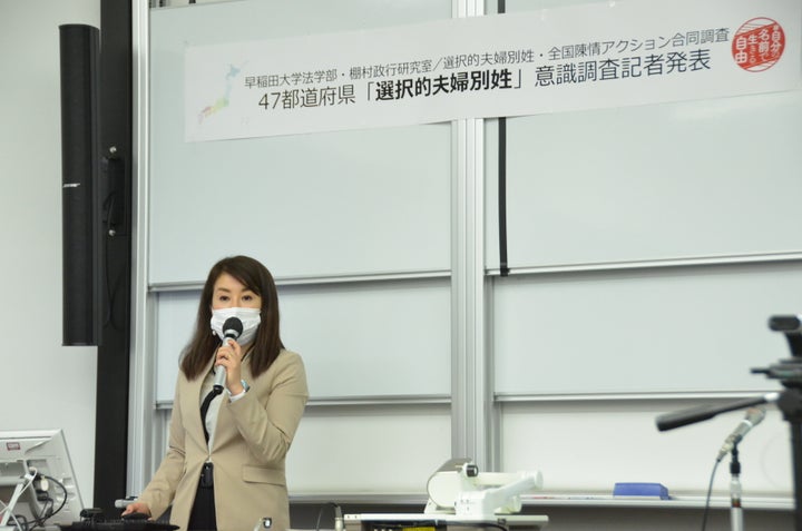 会見で話す、市民グループ「選択的夫婦別姓・全国陳情アクション」事務局の井田奈穂さん。