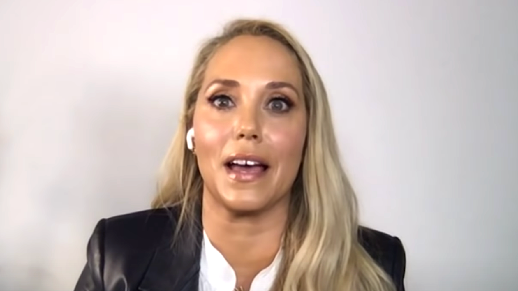 Elizabeth Berkley's Contact With Dustin Diamond Screeched To A Halt | Run47