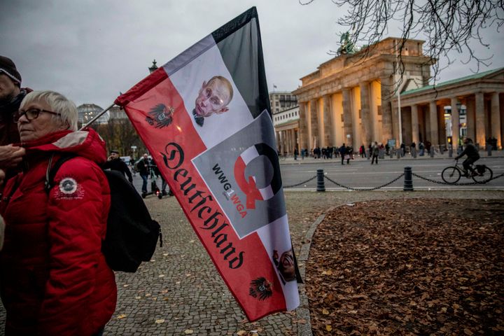 Βερολίνο 18 Νοεμβρίου 2020 Διαδηλωτές με σημαία του QAnon διαδηλώνουν ενάντια στα νέα μέτρα που αναμένεται να ψηφιστούν για τον περιορισμό της πανδημίας covid-19 