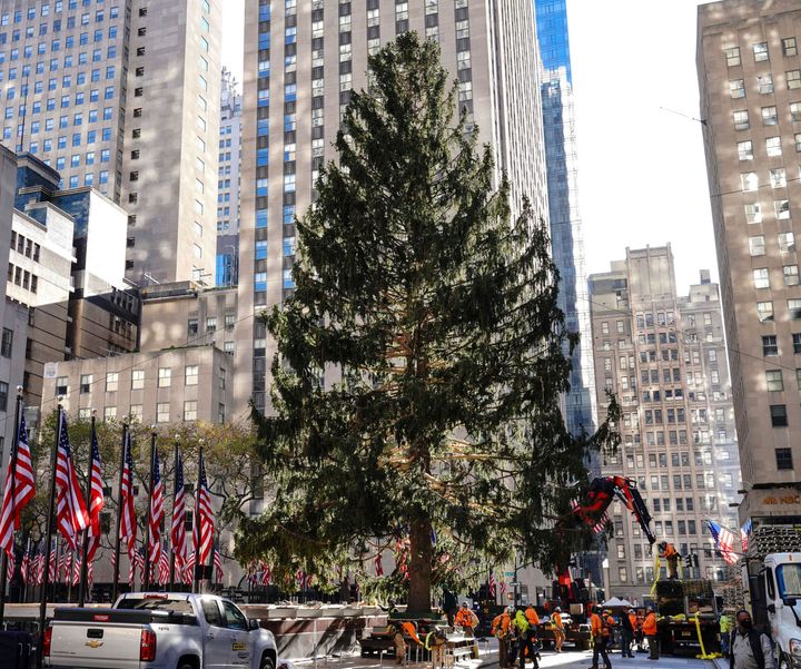 Το χριστουγεννιάτικο δέντρο τοποθετημένο στην πλατεία του Κέντρου Ρόκφελερ στο Μανχάταν, της Νέας Υόρκης στις 14 Νοεμβρίου 2020.
