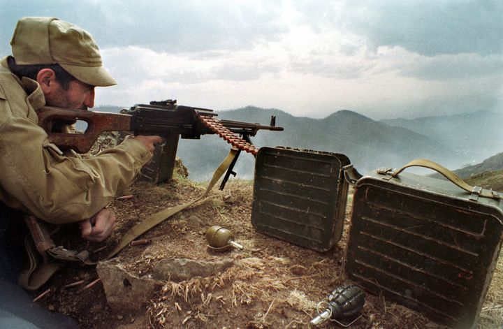 1990年代のナゴルノ・カラバフ紛争。アルメニア側の狙撃兵がアゼルバイジャン軍を狙っている。（1993年4月にハドルトで撮影）