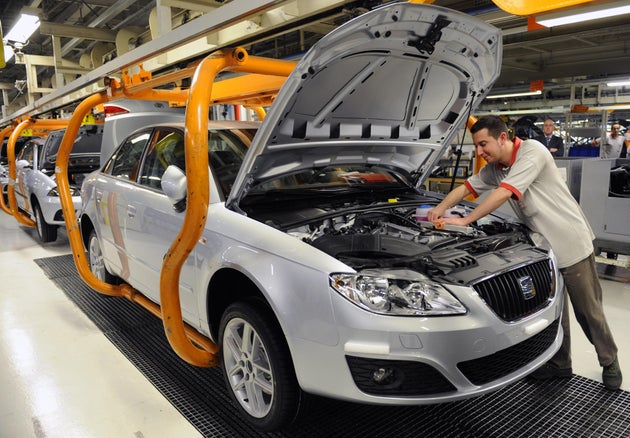 Un trabajador en la fábrica de Seat en Martorell